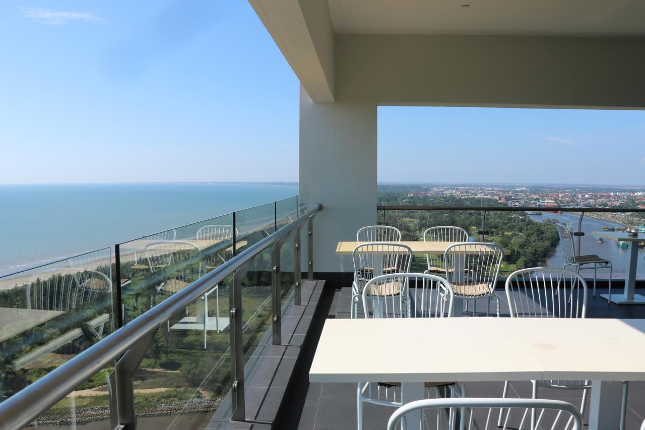 فندق بولمان ميري واترفرونت المظهر الخارجي الصورة A balcony in Nha Trang, Vietnam