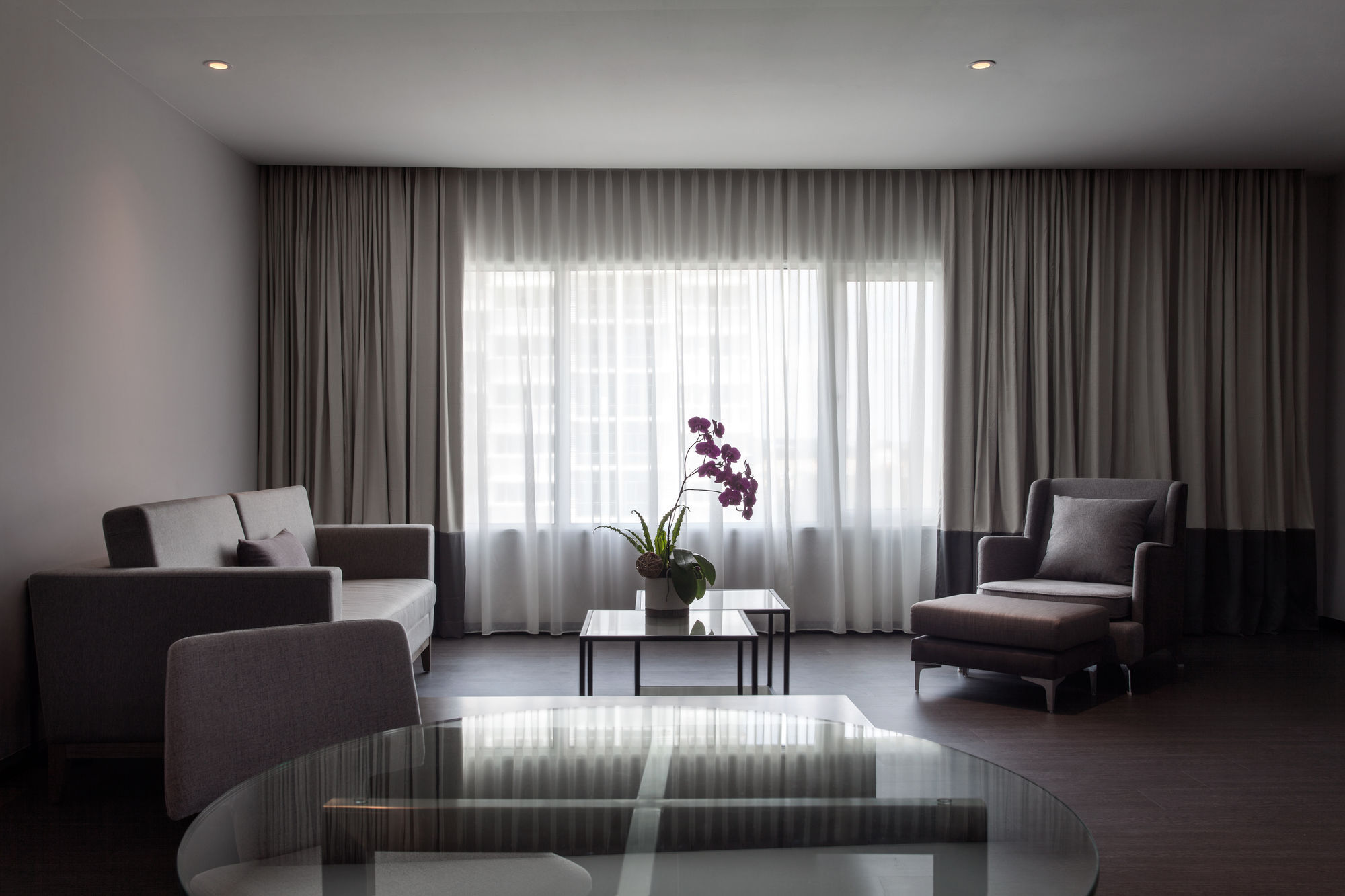 فندق بولمان ميري واترفرونت المظهر الخارجي الصورة A living room with curtains