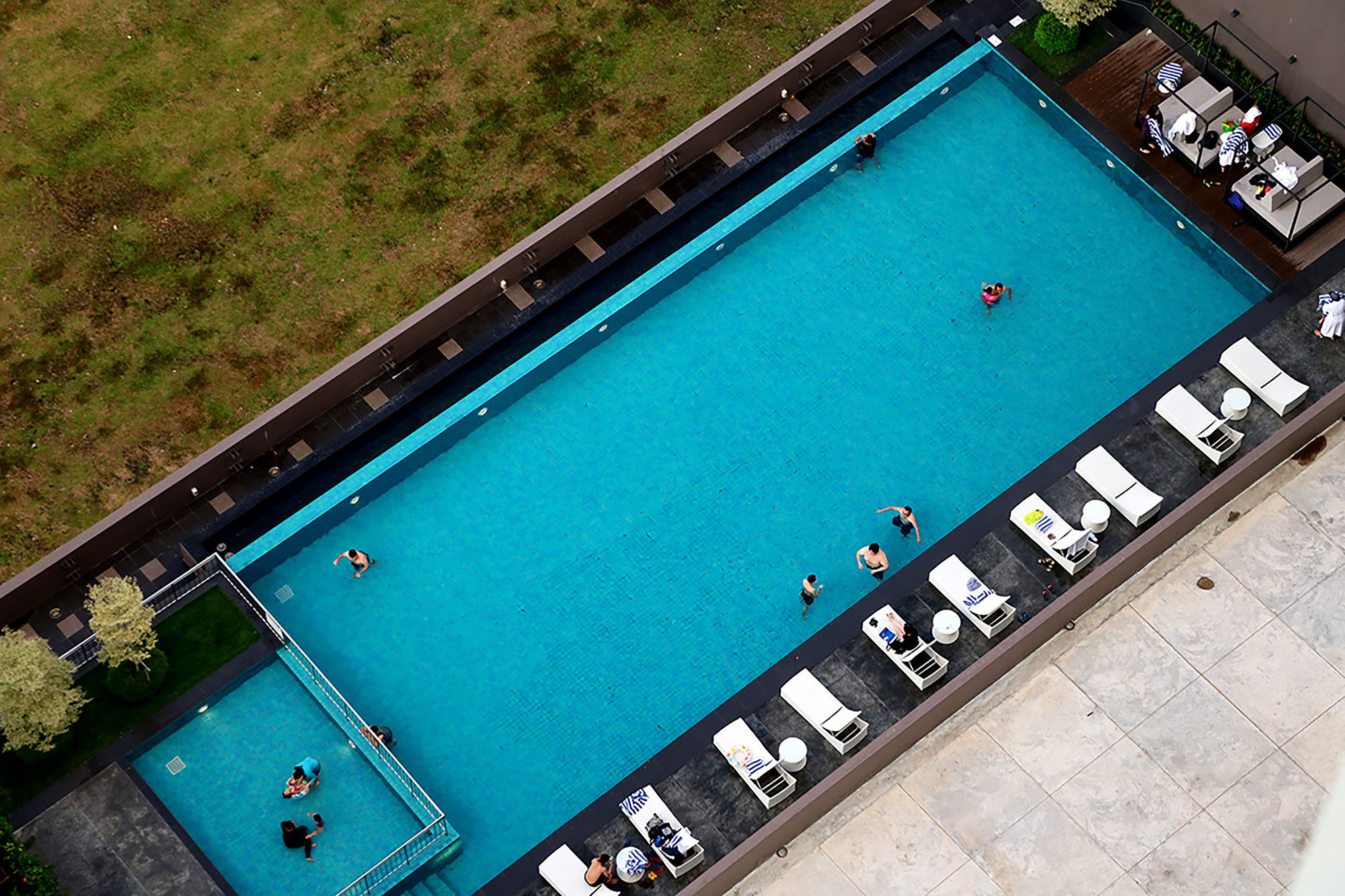 فندق بولمان ميري واترفرونت المظهر الخارجي الصورة The pool at the hotel